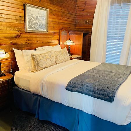 Dabbs Hotel Bed And Breakfast Llano Bagian luar foto