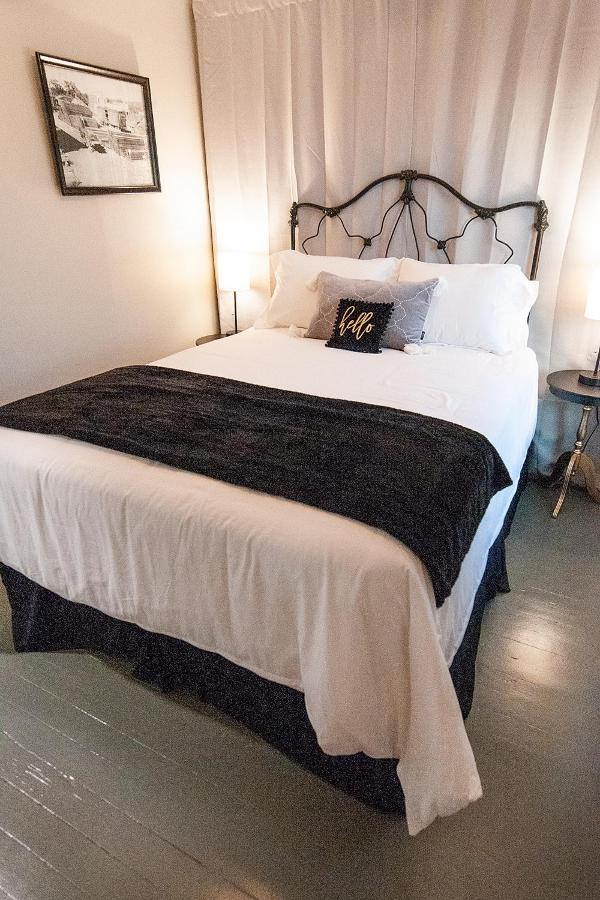 Dabbs Hotel Bed And Breakfast Llano Bagian luar foto
