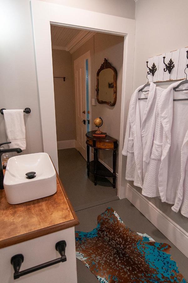 Dabbs Hotel Bed And Breakfast Llano Bagian luar foto