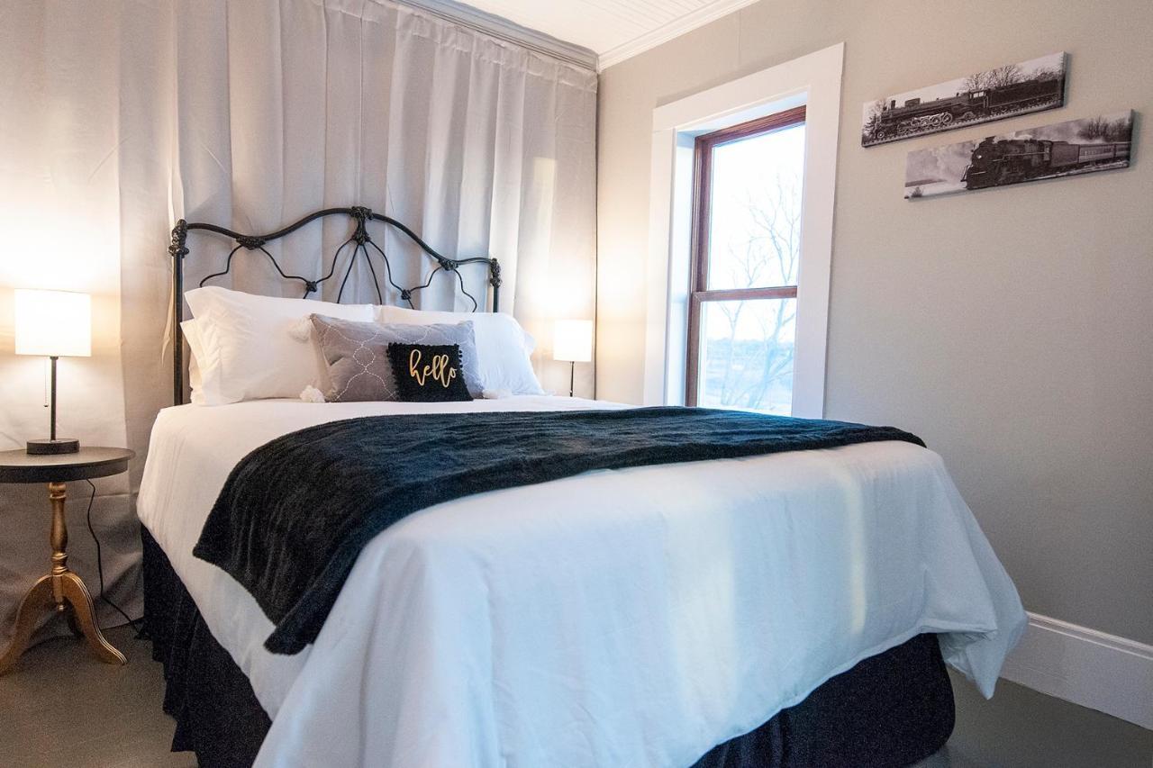Dabbs Hotel Bed And Breakfast Llano Bagian luar foto