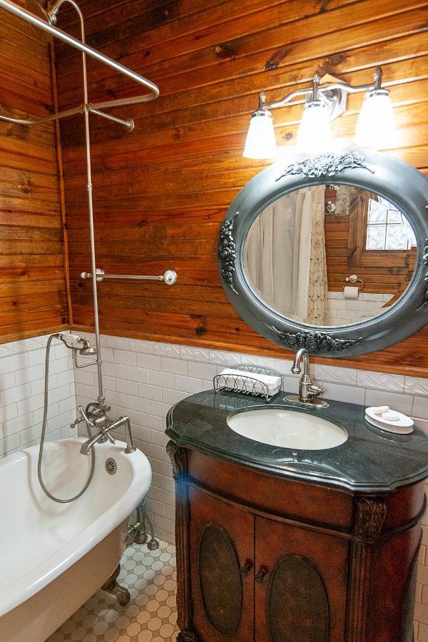 Dabbs Hotel Bed And Breakfast Llano Bagian luar foto