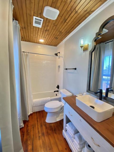 Dabbs Hotel Bed And Breakfast Llano Bagian luar foto