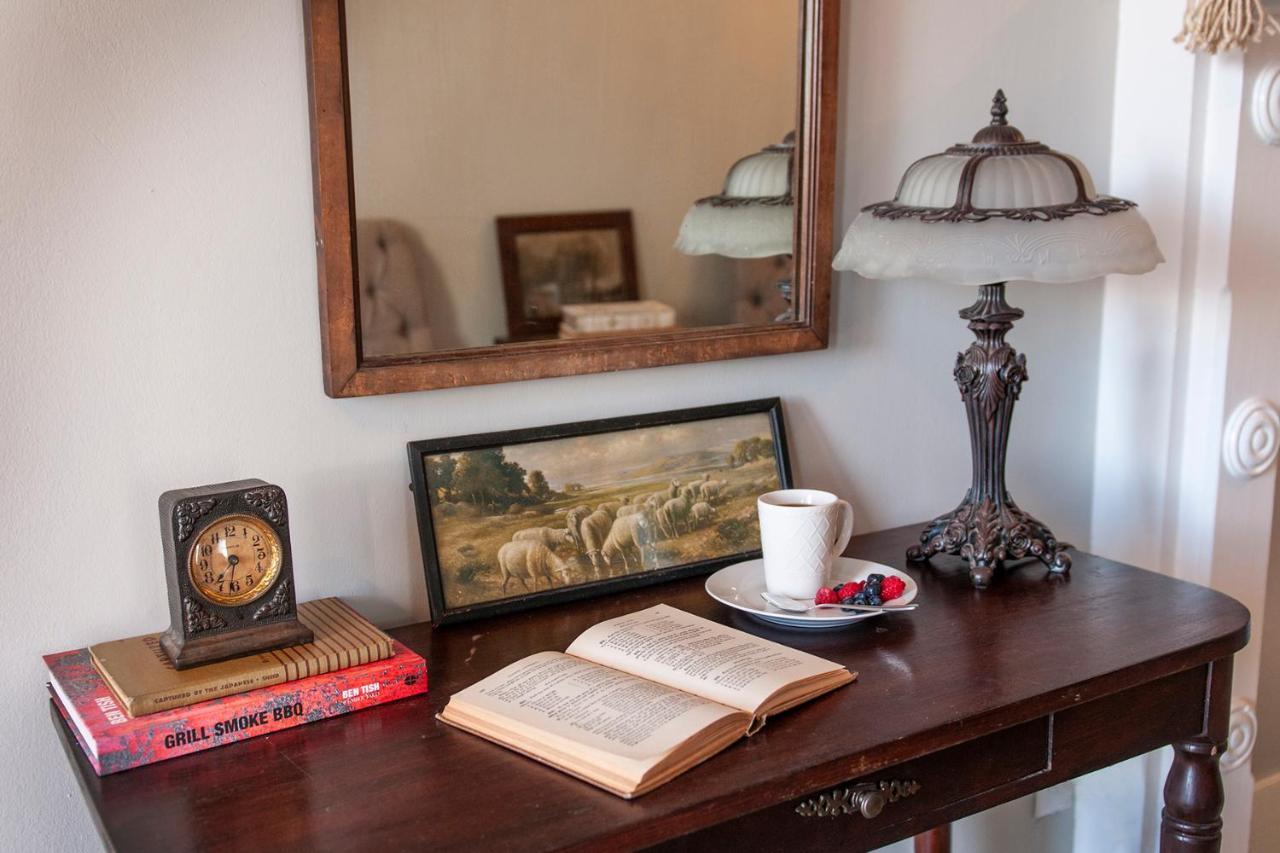 Dabbs Hotel Bed And Breakfast Llano Bagian luar foto