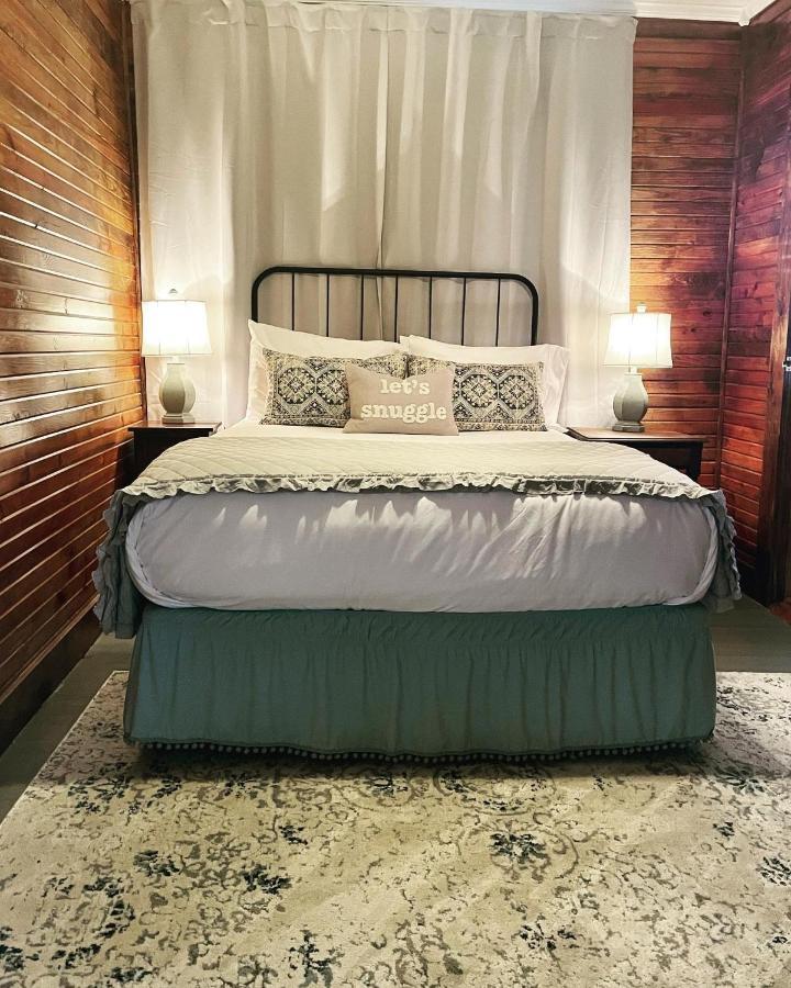 Dabbs Hotel Bed And Breakfast Llano Bagian luar foto
