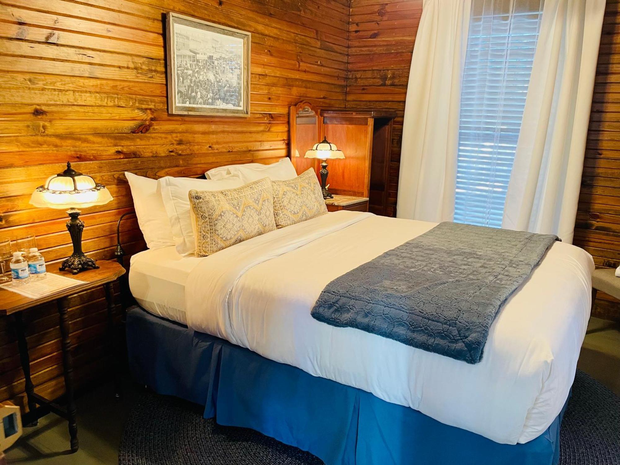 Dabbs Hotel Bed And Breakfast Llano Bagian luar foto