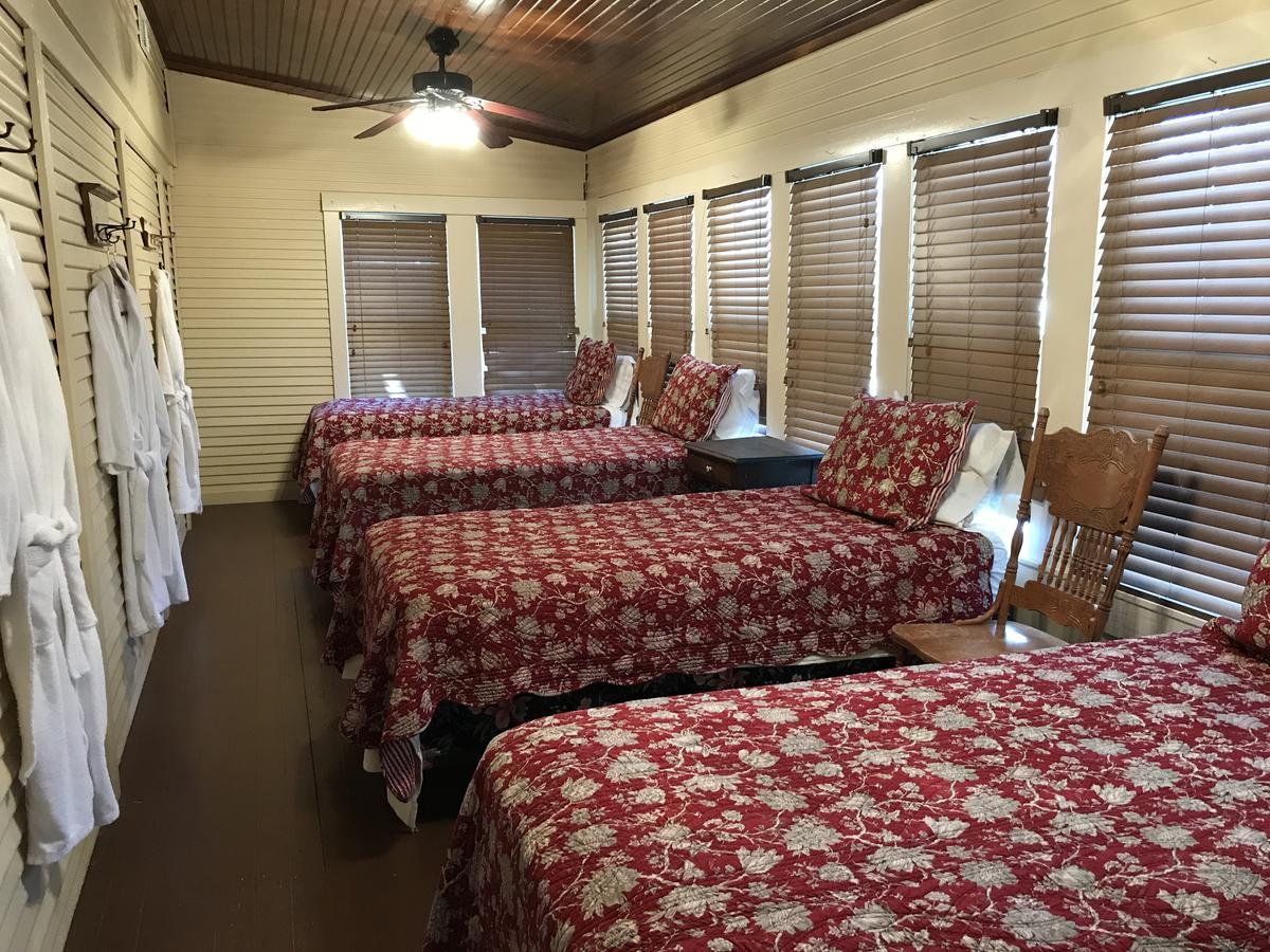 Dabbs Hotel Bed And Breakfast Llano Bagian luar foto